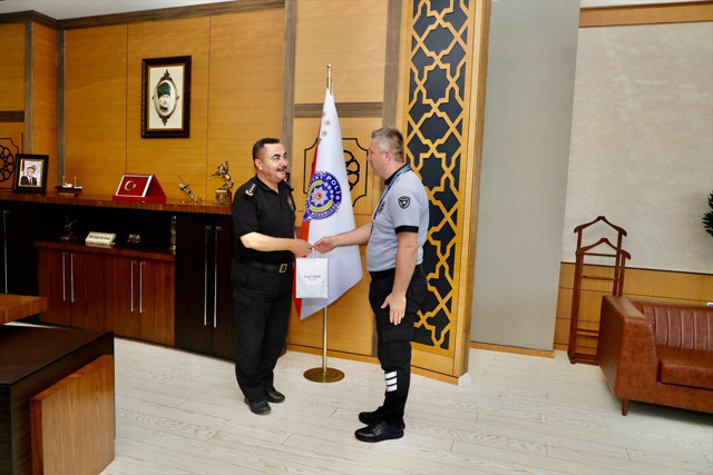 Samsun'da 780 bin liralık dolandırıcılığı önleyen güvenlik görevlisine ödül - Resim: 0