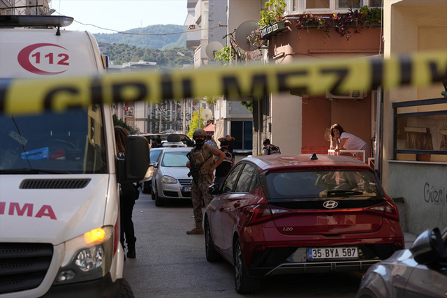 İzmir'de polis merkezine silahlı saldırı: 2 polis şehit 2'si polis 6 yaralı - Resim: 0