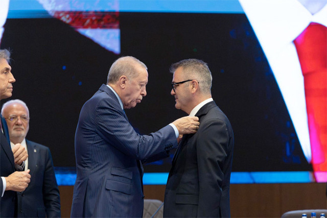 İki belediye AK Parti'ye katıldı rozetleri bizzat Cumhurbaşkanı Erdoğan taktı - Resim: 0