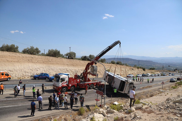 Mersin'de tır yolcu otobüsüne çarptı: 3 ölü, 7 yaralı - Resim: 1