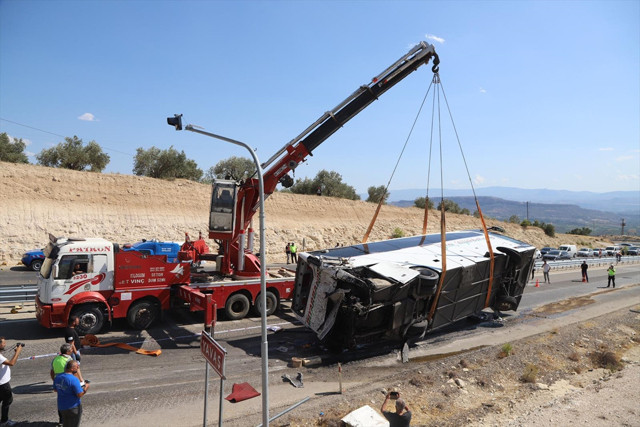 Mersin'de tır yolcu otobüsüne çarptı: 3 ölü, 7 yaralı - Resim: 2
