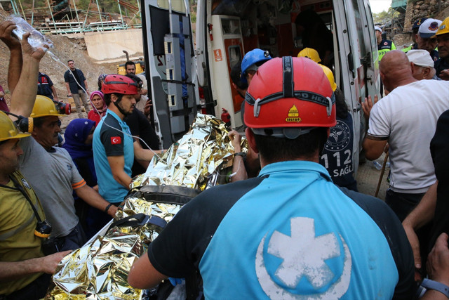Denizli'de madendeki göçükte mahsur kalan 2 işçi kurtarıldı - Resim: 2