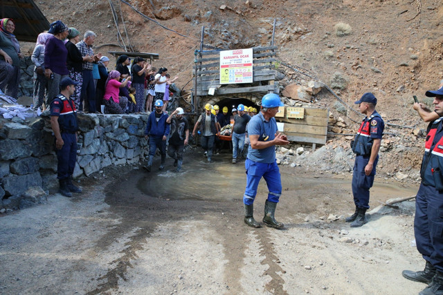 Denizli'de madendeki göçükte mahsur kalan 2 işçi kurtarıldı - Resim: 0