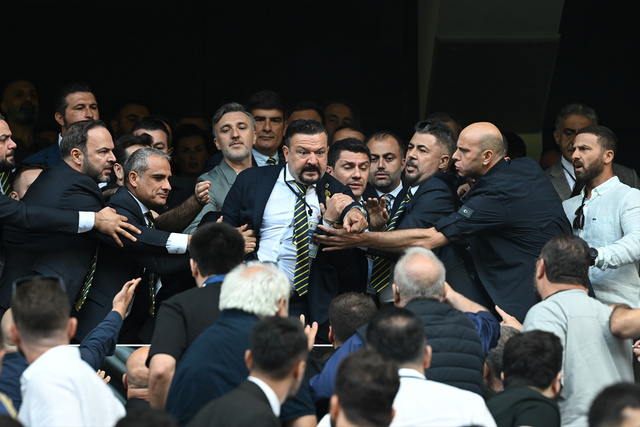Fenerbahçe Kulübü seçiminde gerginlik! Tribünler karıştı... - Resim: 0