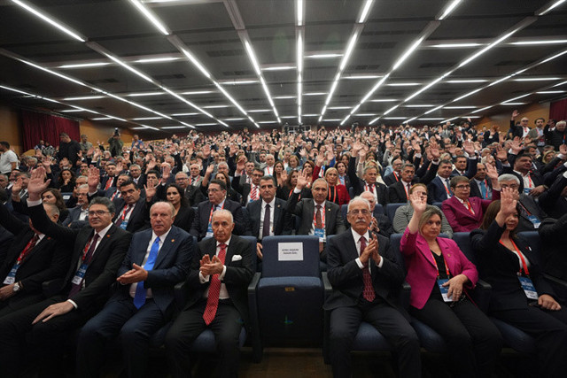 Özgür Özel, 22. Olağanüstü Kurultay'da yeniden CHP Genel Başkanlığına seçildi - Resim: 0
