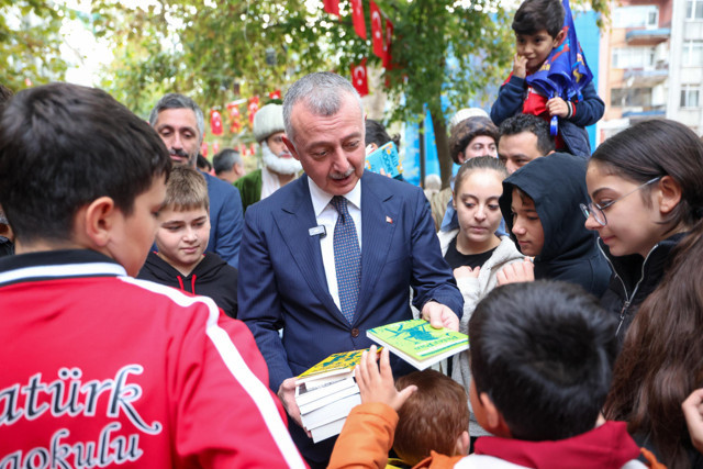 Kocaeli'de gelenek bozulmadı, kitaplar yine ağaçlarda çiçek açtı... - Resim: 0