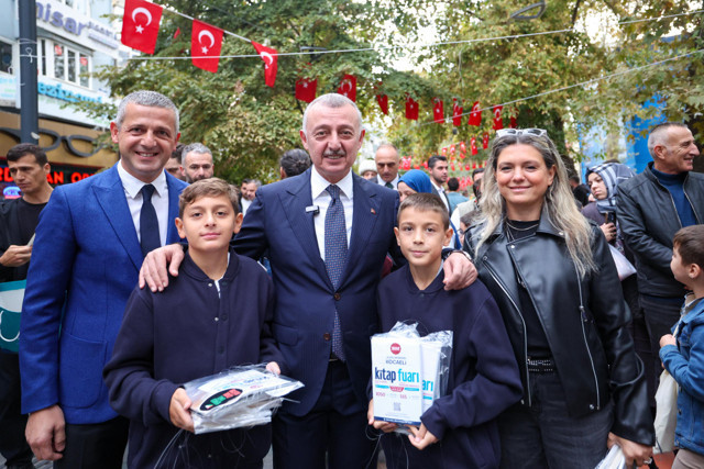 Kocaeli'de gelenek bozulmadı, kitaplar yine ağaçlarda çiçek açtı... - Resim: 1