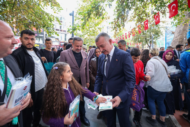 Kocaeli'de gelenek bozulmadı, kitaplar yine ağaçlarda çiçek açtı... - Resim: 3