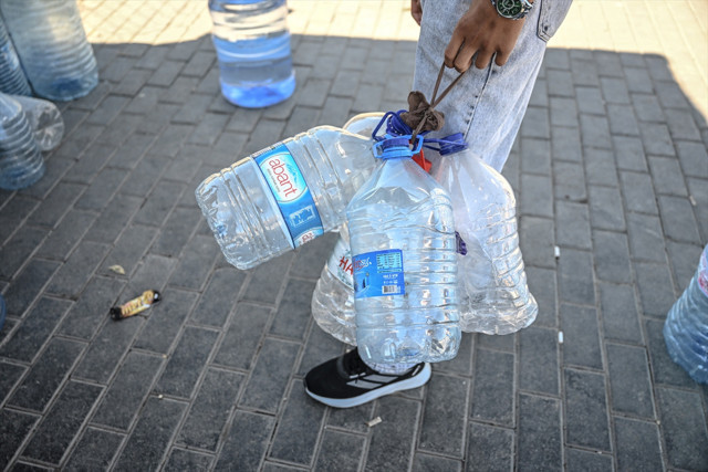 Başkentte su kesintisinden etkilenen vatandaşlar çeşmelerden su dolduruyor - Resim: 2