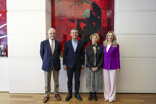 Ayşe Kulin, CHP'ye üye oldu! Rozetini Özgür Özel taktı - Resim: 2