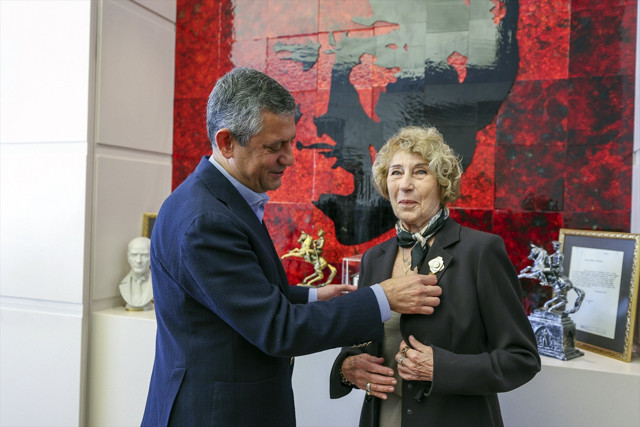 Ayşe Kulin, CHP'ye üye oldu! Rozetini Özgür Özel taktı - Resim: 1