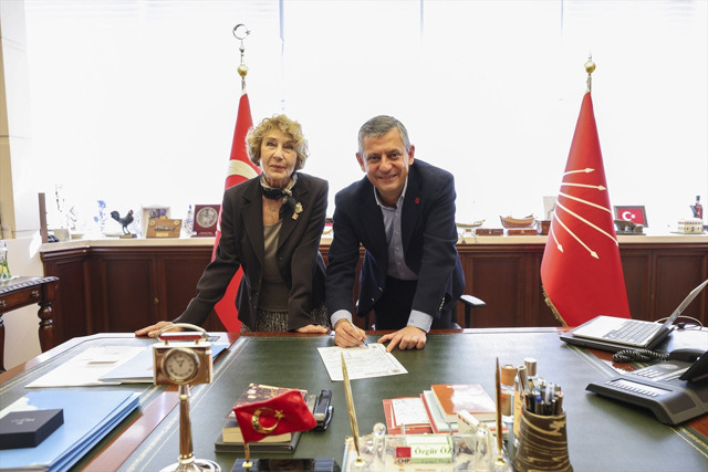 Ayşe Kulin, CHP'ye üye oldu! Rozetini Özgür Özel taktı - Resim: 0