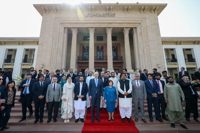 TBMM Başkanı Kurtulmuş, Pakistan'da Pencap Eyalet Meclisi'ni ziyaret etti - Resim: 1