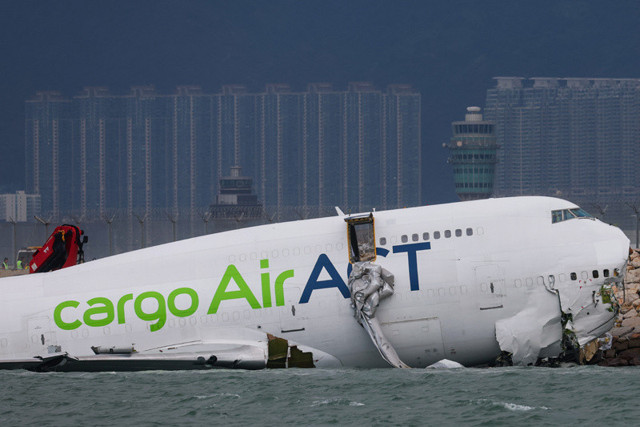 Türk şirketine ait kargo uçağı Hong Kong'e inerken pistten çıktı denize sürüklendi: 2 ölü - Resim: 0