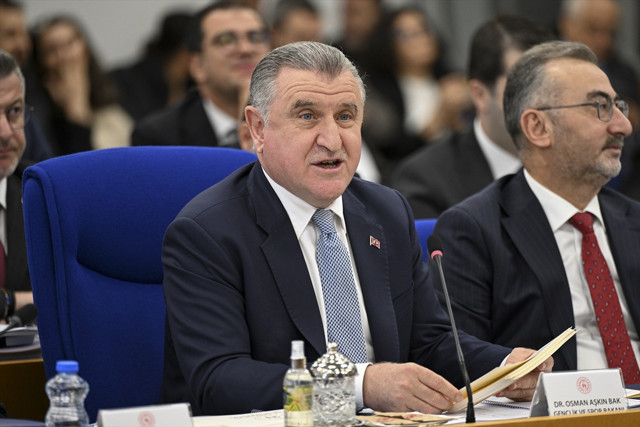 CHP'lilerden Meclis'te 'kırmızı kart' protestosu! Bakan Bak cevabı çaktı: VAR'dan döner... - Resim: 1