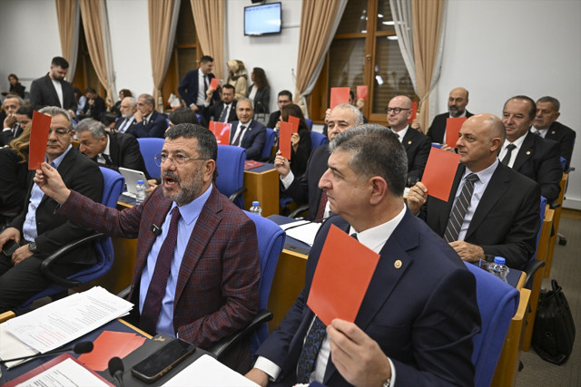 CHP'lilerden Meclis'te 'kırmızı kart' protestosu! Bakan Bak cevabı çaktı: VAR'dan döner... - Resim: 0