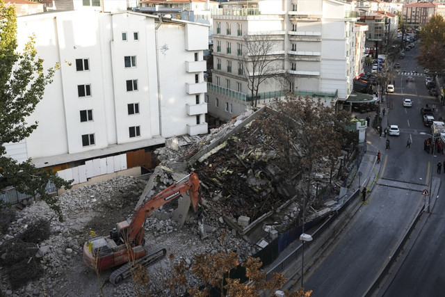 Ankara Çankaya'da kontrollü yıkım esnasında bina çöktü - Resim: 0