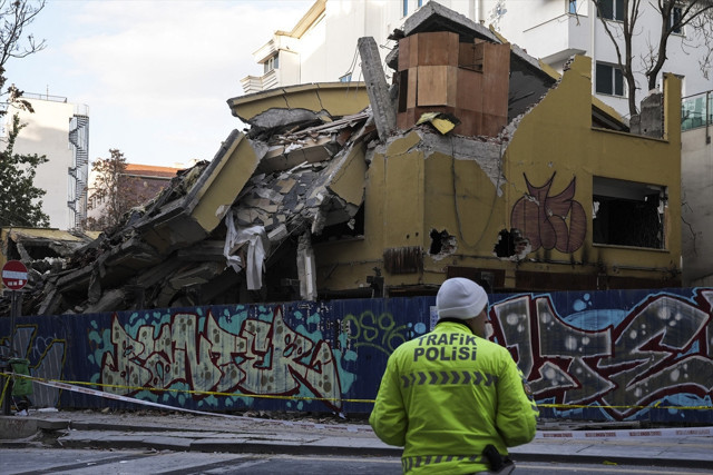 Ankara Çankaya'da kontrollü yıkım esnasında bina çöktü - Resim: 1