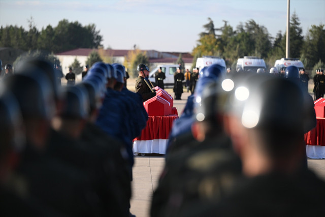 20 şehidimiz için yürekler yanıyor! Şehitlerimiz için Mürted Komutanlığı'nda tören düzenlendi - Resim: 2
