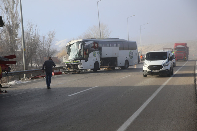 Erzurum'da yolcu otobüsü ile tır çarpıştı! Yaralılar var - Resim: 0