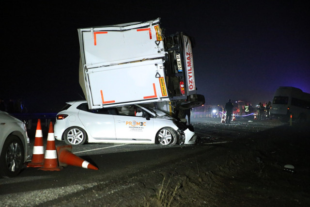 Zincirleme kaza! 4 kişi hayatını kaybetti çok sayıda yaralı var - Resim: 0