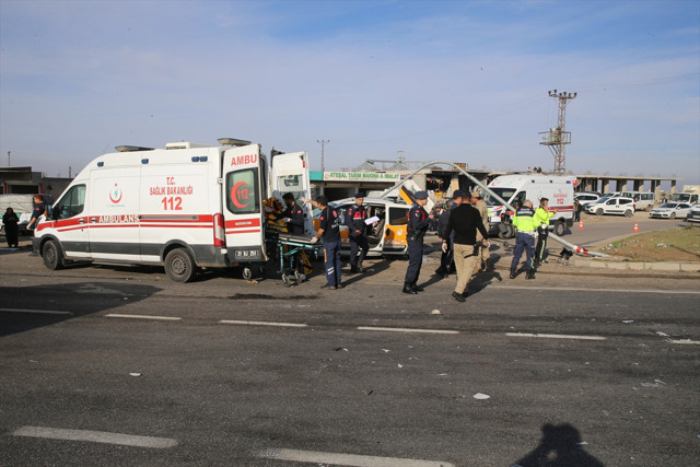 Diyarbakır'da üç aracın karıştığı trafik kazasında 4 kişi öldü - Resim: 1