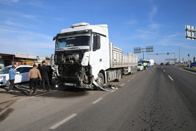 Diyarbakır'da üç aracın karıştığı trafik kazasında 4 kişi öldü - Resim: 0