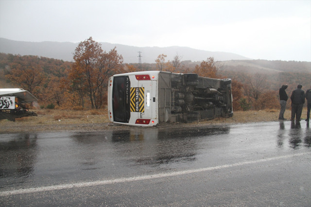 Konya'da öğrenci servisi devrildi: 29 yaralı - Resim: 0