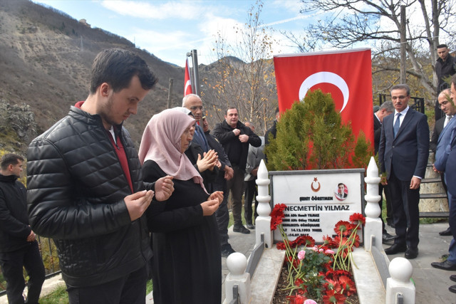 Şehit öğretmen Necmettin Yılmaz kabri başında anıldı - Resim: 0