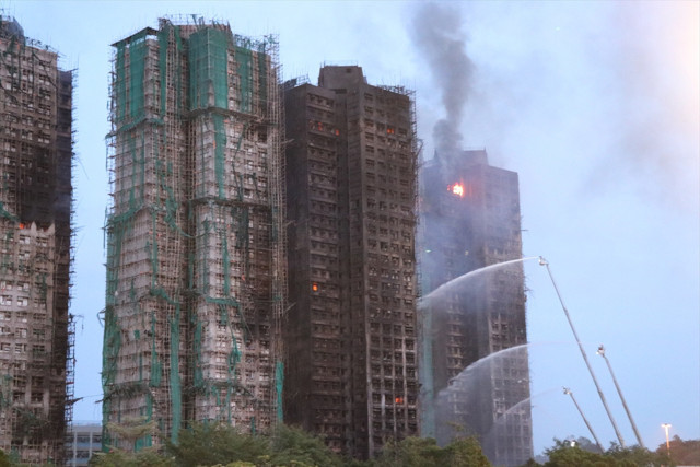 Hong Kong'daki sıradışı gökdelen yangını! Ölü sayısı çok arttı meğer yaşlılar... - Resim: 2