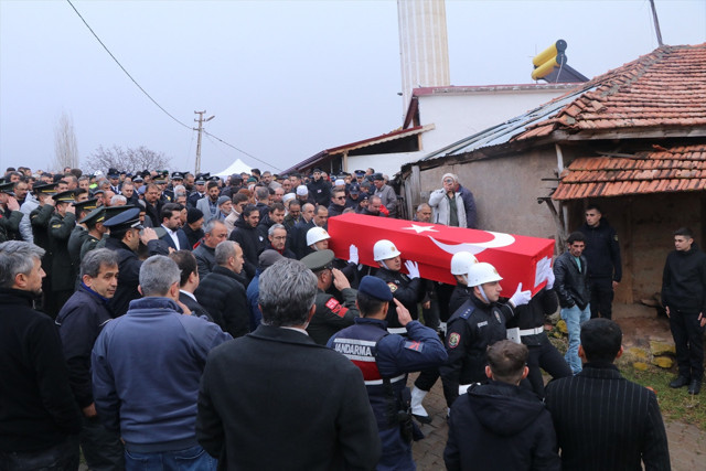 Şehit polis memuru Hatice Ünal Çankırı'da son yolculuğuna uğurlandı - Resim: 2