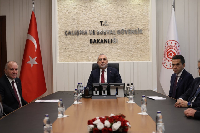 Asgari Ücret Tespit Komisyonu'ndan ilk toplantı! TÜRK-İŞ katılmadı Bakan Vedat Işıkhan'a dosya sundu - Resim: 1