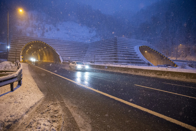 Kar kalınlığı 10 santimetre oldu! Bu yolu kullanan sürücüler dikkat - Resim: 1