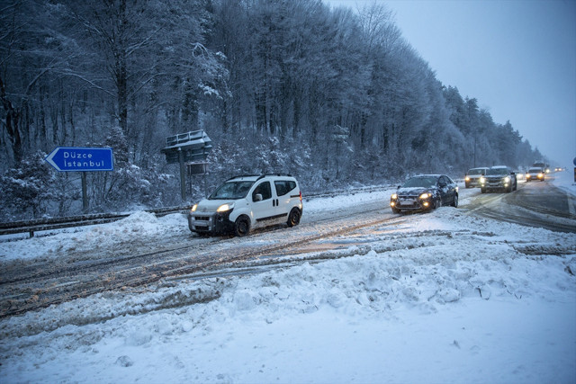 Kar kalınlığı 10 santimetre oldu! Bu yolu kullanan sürücüler dikkat - Resim: 0