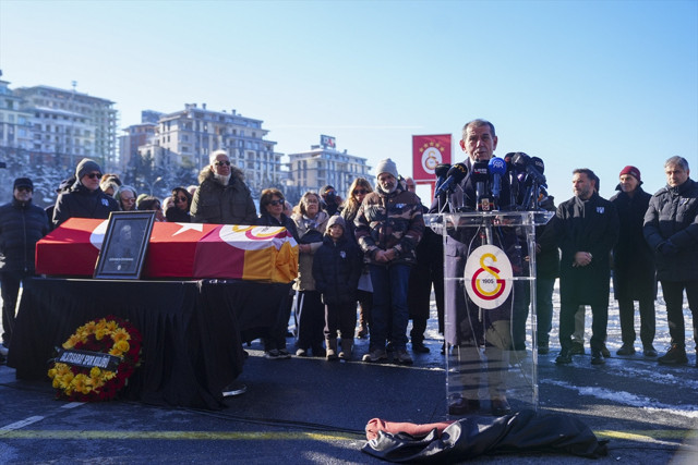 Galatasaray'ın eski futbolcusu Gökmen Özdenak'a veda! Dursun Özbek'in üzüntüsü yüzünden okundu - Resim: 1