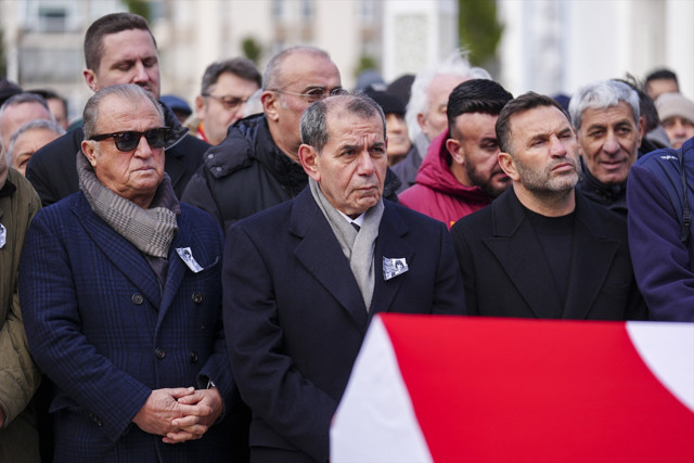 Galatasaray'ın eski futbolcusu Gökmen Özdenak'a veda! Dursun Özbek'in üzüntüsü yüzünden okundu - Resim: 2