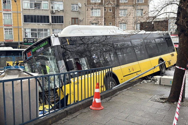 Esenler'de İETT otobüsü otoparka daldı! - Resim: 0