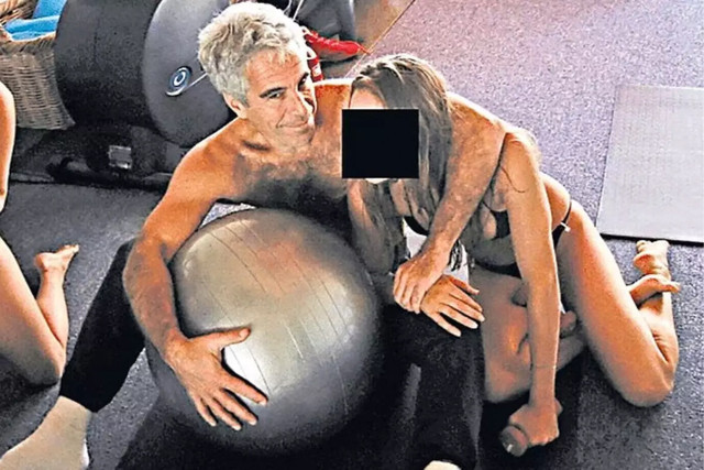Epstein belgesindeki en sapkın eylem! 2 kadını cinsel ilişki sırasında... - Resim: 0