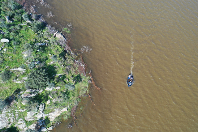 Su altında kalan tarım arazilerinde balık avlanıyor - Resim: 0