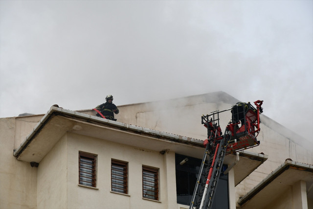 Batman'da 10 katlı binada yangın! 21 kişi hastanelik oldu - Resim: 0