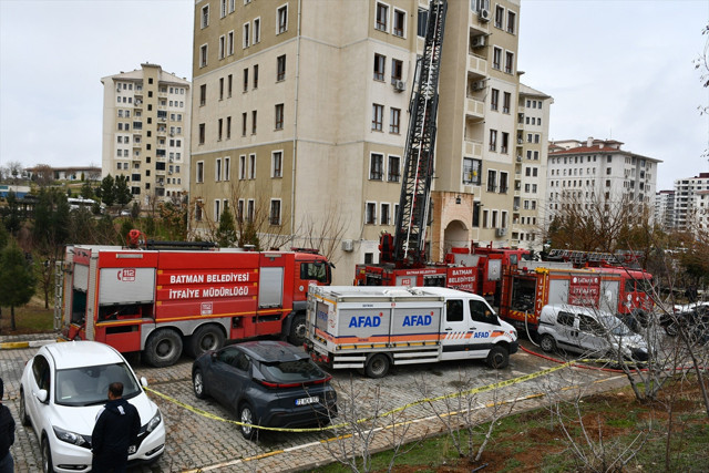Batman'da 10 katlı binada yangın! 21 kişi hastanelik oldu - Resim: 1