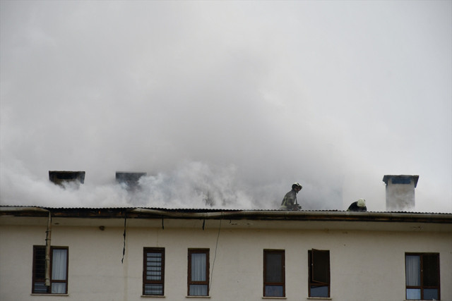 Batman'da 10 katlı binada yangın! 21 kişi hastanelik oldu - Resim: 2