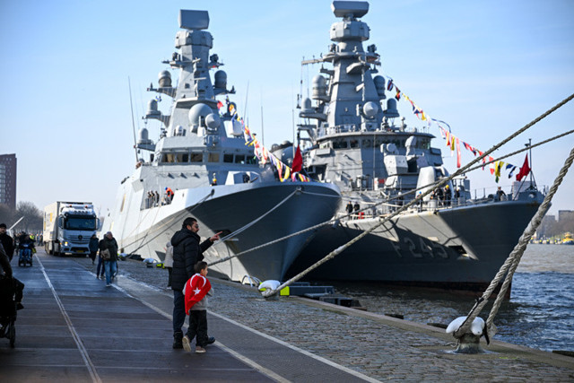 Hollanda basını Hollanda'da bulunan Türk ve Fransız savaş gemilerini karşılaştırdı - Resim: 1