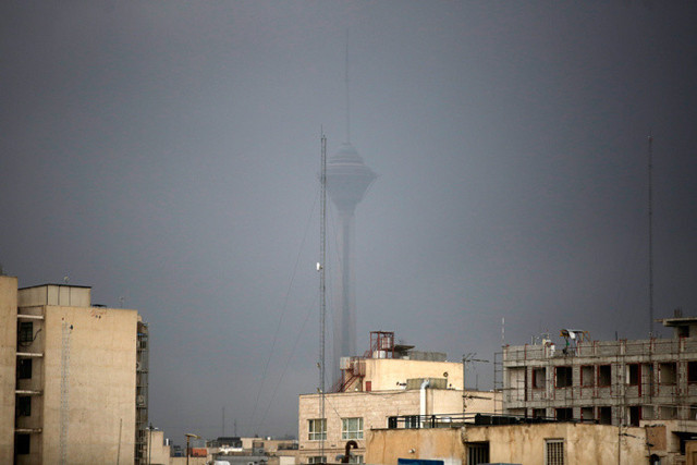 ABD-İsrail Tahran'da petrol depolarını vurdu sokaklar karardı kül yağdı halka maske takın uyarısı - Resim: 0