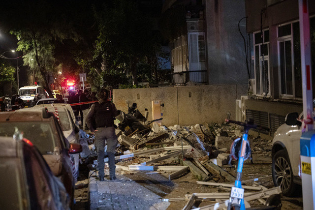 Tel Aviv'e füze yağdı güçlü patlamalar oldu siren sesleri gece boyu susmadı - Resim: 1