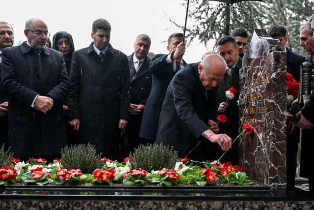 MHP Genel Başkanı Bahçeli, Alparslan Türkeş'in kabrini ziyaret etti - Resim: 0