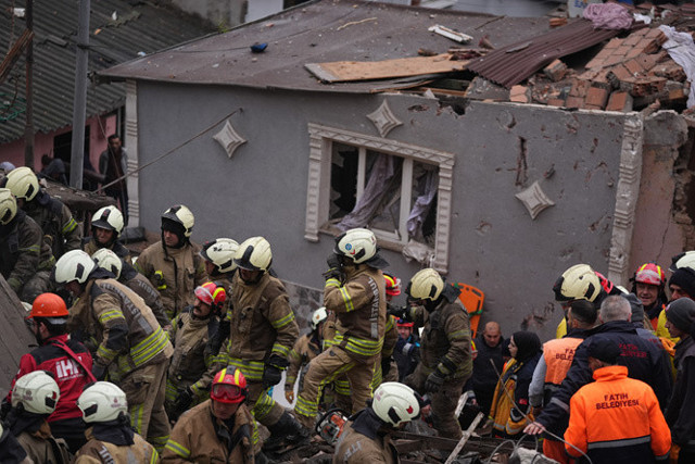 İstanbul Fatih'te iki bina çöktü! Son dakika göçük altında kalanlar kurtarıldı, valilikten açıklama - Resim: 0