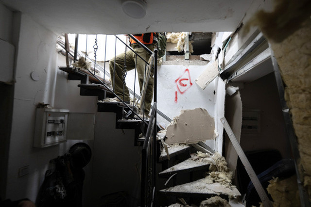 İsrail'in orta kesimine İran füze yağdırdı çok sayıda nokta hasar gördü yaralananlar oldu - Resim: 1