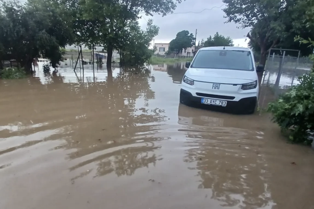2 ilde sel kabusu! Hayat durdu, yollar kapandı, evler su altında kaldı - Resim: 0