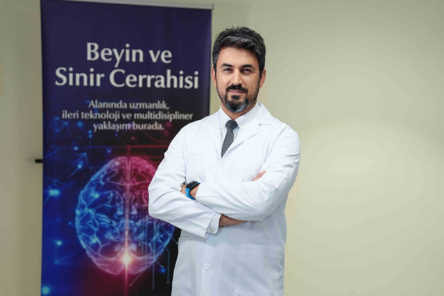Yanlış teşhisle felcin eşiğine geldi: Tekerlekli sandalyeyle gelip yürüyerek çıktı - Resim: 0